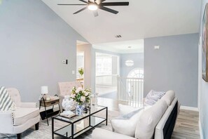 Televisión, chimenea, futbolito y libros