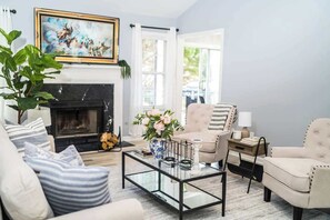 Télévision, cheminée, baby-foot, livres