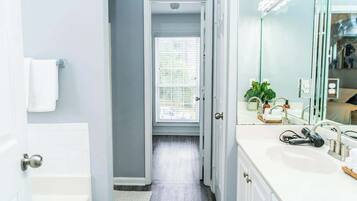 Duschwanne, Haartrockner, Shampoo