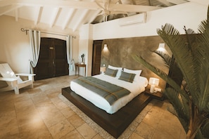 Premium suite | Luxe beddengoed, een kluis op de kamer, een bureau