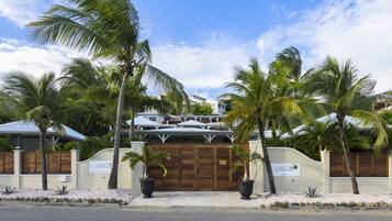 Vista frontal de la propiedad