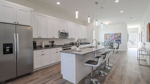 Een koelkast, een microgolfoven, een oven, een kookplaat