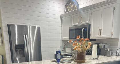 Sunset Beach Beautiful 2 Bedroom Villa 1.5 miles from Sunset Beach