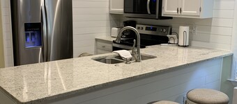 Sunset Beach Beautiful 2 Bedroom Villa 1.5 miles from Sunset Beach