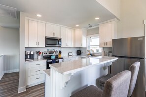 冷蔵庫、電子レンジ、オーブン、コンロ