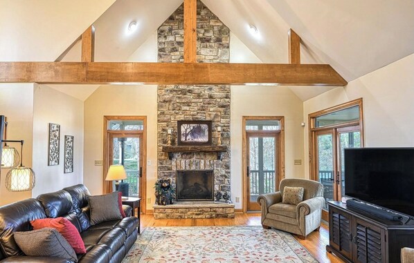 Smart TV, fireplace, video library - Beautiful waterfront lake house with private dock and State Park views (Spotsylvania Courthouse)