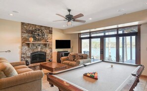 智能电视、壁炉、影片库