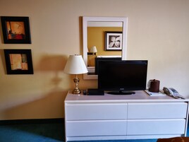 Escritorio, espacio para trabajar con laptop y wifi gratis 