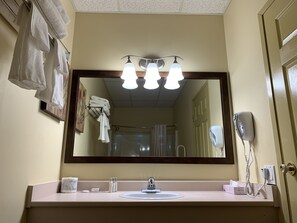 Habitación Deluxe | Baño | Secadora de cabello, toallas, jabón, shampoo 