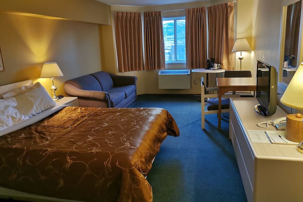 Desk, laptop workspace, free WiFi, bed sheets