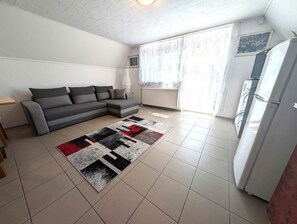 TV - Holiday home near the eco-centre, with WiFi, air conditioning and swimming pool (Poroszló)