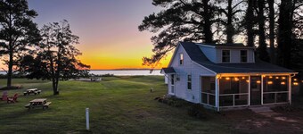 Pet Friendly Delightful Waterfront Cottage on Hoopers Island, MD.