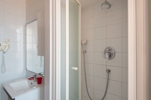 Douche, sèche-cheveux, bidet