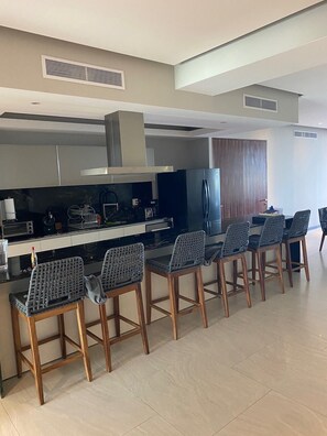 Kühlschrank, Mikrowelle, Geschirrspüler