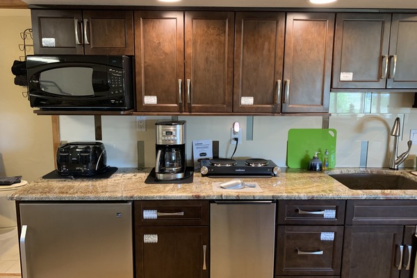 Kühlschrank, Mikrowelle, Ofen, Herdplatte