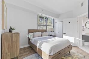 2 bedrooms, travel cot, free WiFi, bed sheets