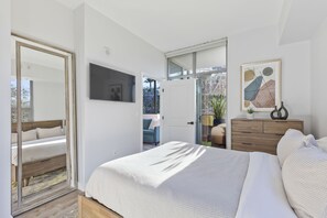 2 bedrooms, travel crib, free WiFi, bed sheets - Contemporary-Modern Smart-Home in Paradise, on Petco Park! (San Diego)