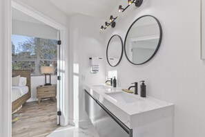 2 bedrooms, travel crib, free WiFi, bed sheets