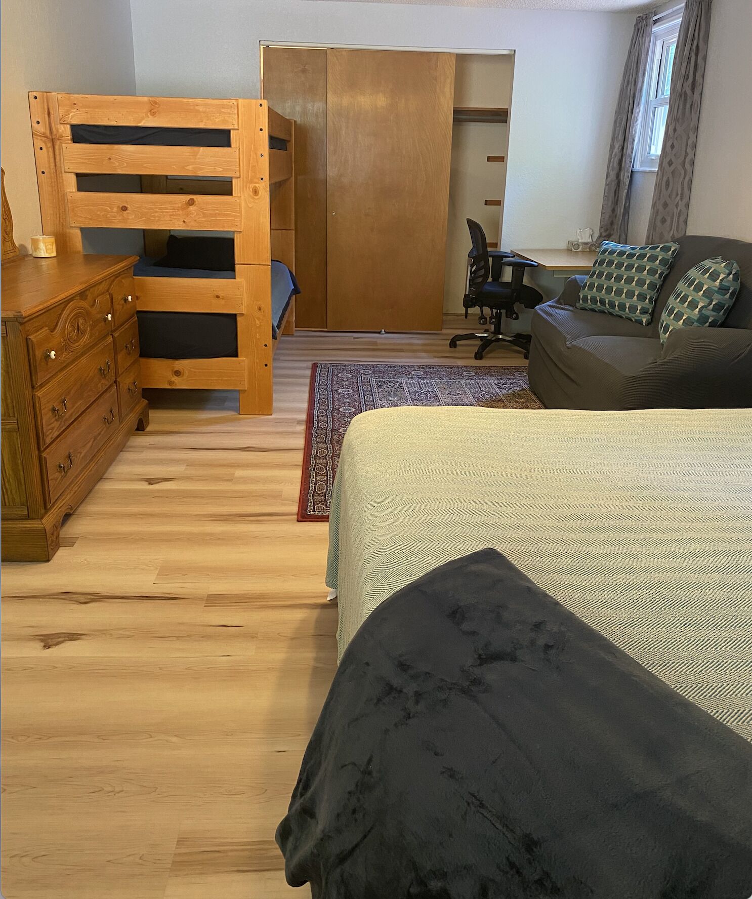 4 quartos, escrivaninha, Wi-Fi, roupa de cama