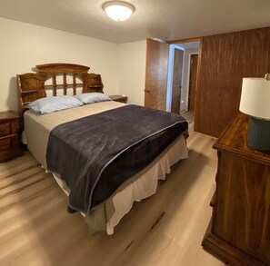 4 bedrooms, desk, WiFi, bed sheets