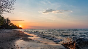 Sun loungers, beach towels - Beachfront Cabin Steps from the Water (Cedar River)