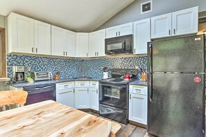 Fridge, microwave, stovetop, dishwasher - Walk to Lake & Beach: Pocono Cabin w/ Fire Pit (Pocono Lake)