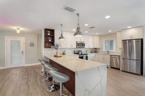 Fridge, microwave, oven, stovetop - Pool home,Pet friendly, 5 mins drive to Siesta Key (Sarasota)