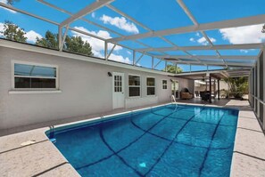 Outdoor pool, a heated pool - Pool home,Pet friendly, 5 mins drive to Siesta Key (Sarasota)