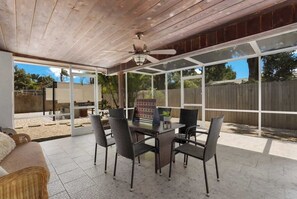 Outdoor dining - Pool home,Pet friendly, 5 mins drive to Siesta Key (Sarasota)