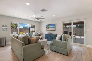 Smart TV, books - Pool home,Pet friendly, 5 mins drive to Siesta Key (Sarasota)