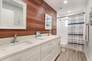 Bathtub, hair dryer, towels, soap - Pool home,Pet friendly, 5 mins drive to Siesta Key (Sarasota)