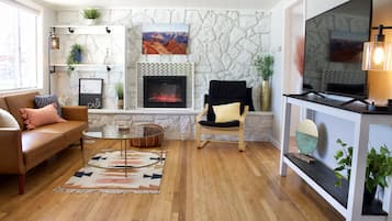 Smart TV, fireplace