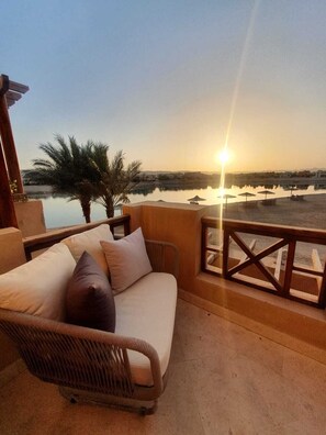 Terrace/patio - 2 BR flat overlooking open lagoon and private pool (Red Sea Governorate)