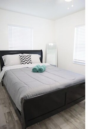 1 chambre, fer et planche à repasser, lit de bébé portatif