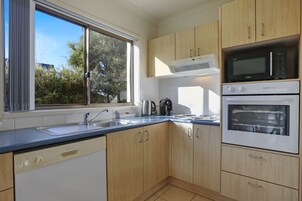 Full-sized fridge, microwave, oven, stovetop