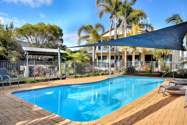 Una piscina al aire libre