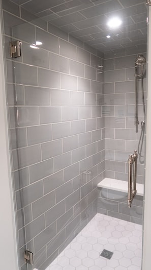 Shower, hair dryer, towels, soap - Pristine Oceanfront Surf Villa condo in Sawgrass (Ponte Vedra Beach)