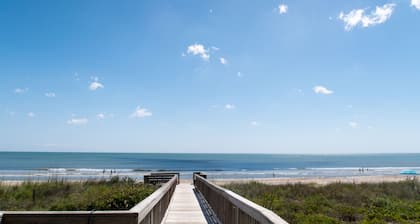 Pristine Oceanfront condo in Sawgrass
