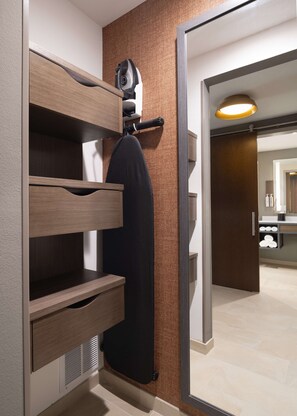 Escritorio y espacio para trabajar con laptop 