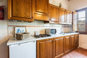 Geladeira, micro-ondas, cooktop, cafeteira/chaleira