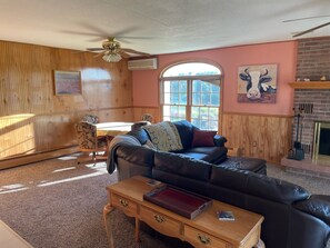 Smart-TV, peis, DVD-spiller og bordtennis