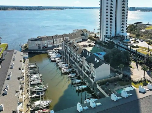 Lovely 2 Bedroom condo with marina view and pool