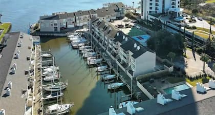 Lovely 2 Bedroom condo with marina view and pool