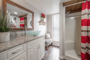 Shower, hair dryer, bidet, towels - Spacious Guesthouse W/chic Decor & Spiral Stairs (Tampa)