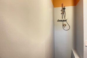 Een douche, een haardroger, een bidet