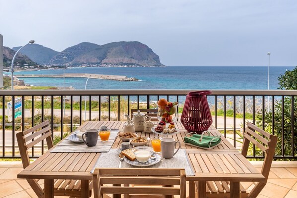 Outdoor dining - Domus Sicily - The Sea in a Room (Palermo)