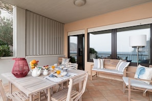 Outdoor dining - Domus Sicily - The Sea in a Room (Palermo)
