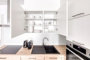 Geladeira, micro-ondas, fogão, lava-louças