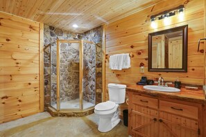 Douche, baignoire à remous, serviettes fournies, papier de toilette