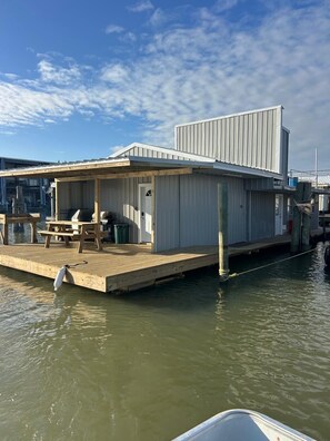 Outdoor dining - Catfish house boat for rent, sleeps 8,Ice machine. perfect place to fish 🐠  (Venice)